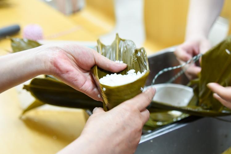 大姑姐跟婆婆一块包粽子，第一锅煮好，我就说给我爸妈送粽子去，我爸妈爱吃原味粽，大