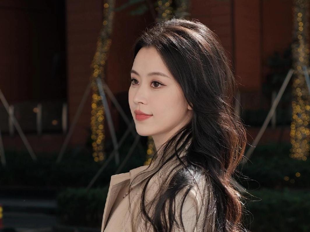 午后咖啡座的风手刚触到纸杯时还带着热烘烘的温蓝标贴在杯身侧蹭得指尖也