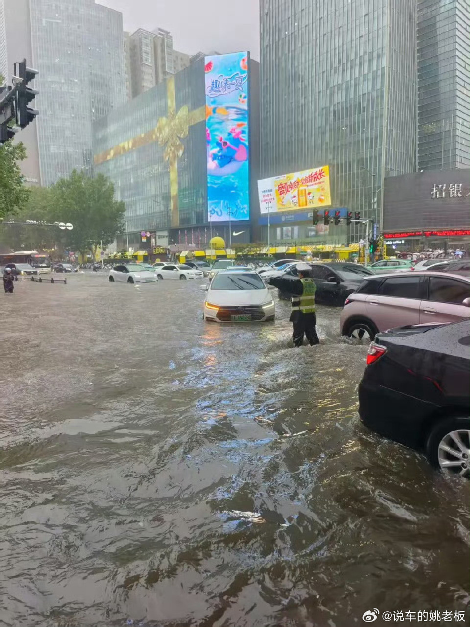 郑州暴雨仅仅一个多小时前才发布黄色预警，这雨势增强得太迅猛了。大家非必要不外出