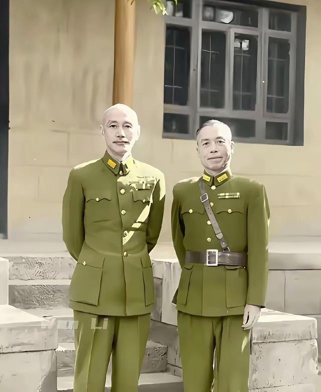 蒋介石总能摆李宗仁一道，两人穿军装合影，他不扎武装带，李宗仁扎武装带，突显两人的