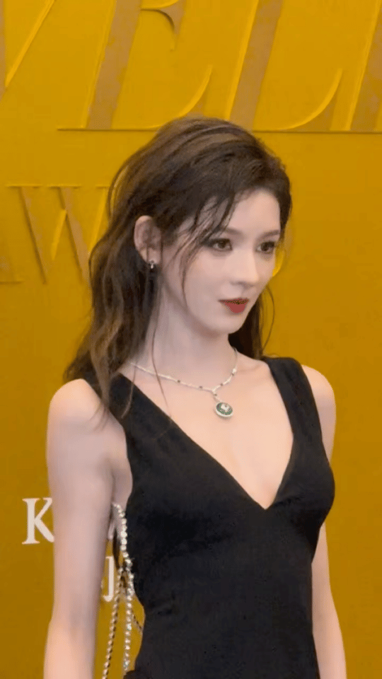 张予曦回眸一笑百媚生具象化在张予曦身上，美是动态的艺术。她的回眸一笑之所以动