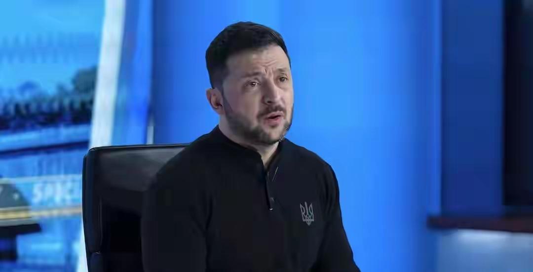 泽连斯基现在谈“不妥协”，实属无奈硬撑！前线军力短缺、国内经济几近崩溃、西方援助