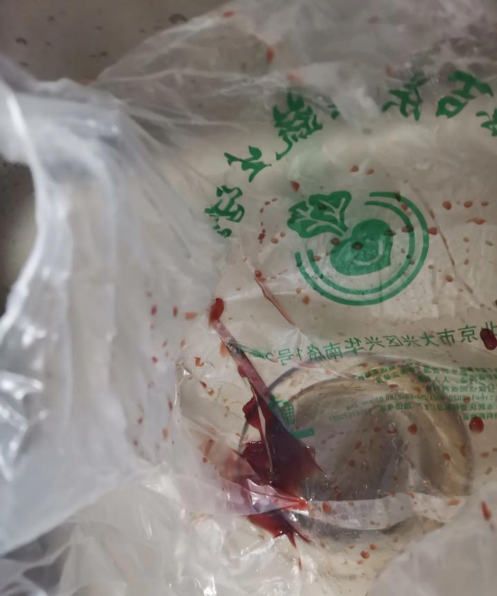这肉怎么会有这么多水呢？今天去菜市场买菜，在猪肉柜台转了转，买了二斤多里脊。