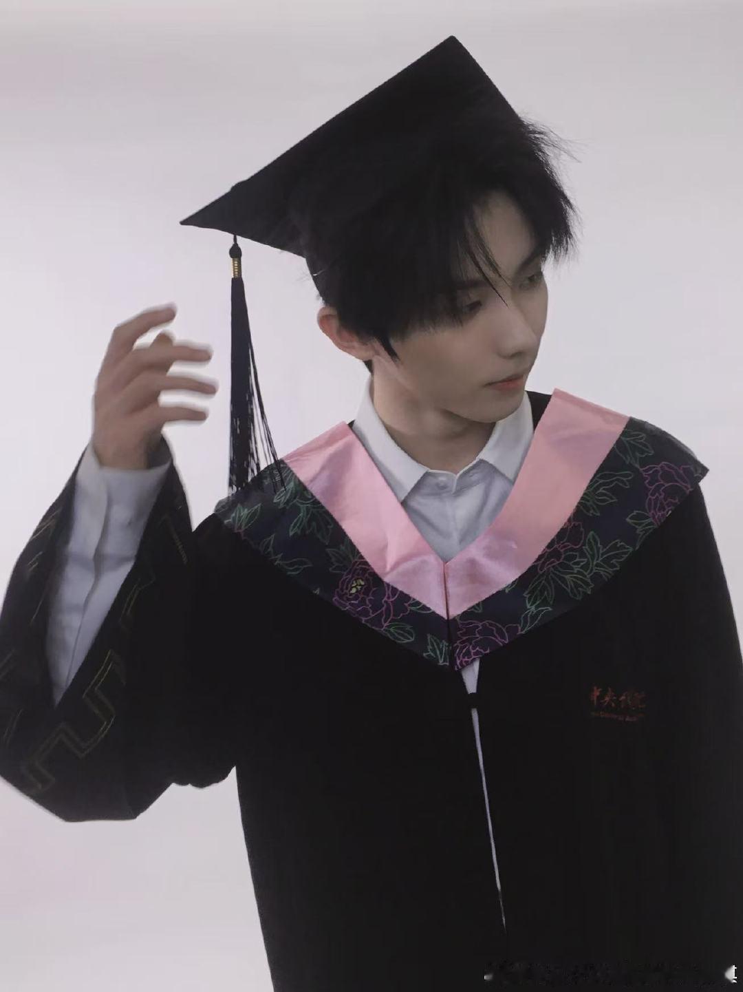 马嘉祺学士服毕业照初见马嘉祺学士服毕业照直接心动，穿搭简约大方不繁杂，柔和精致