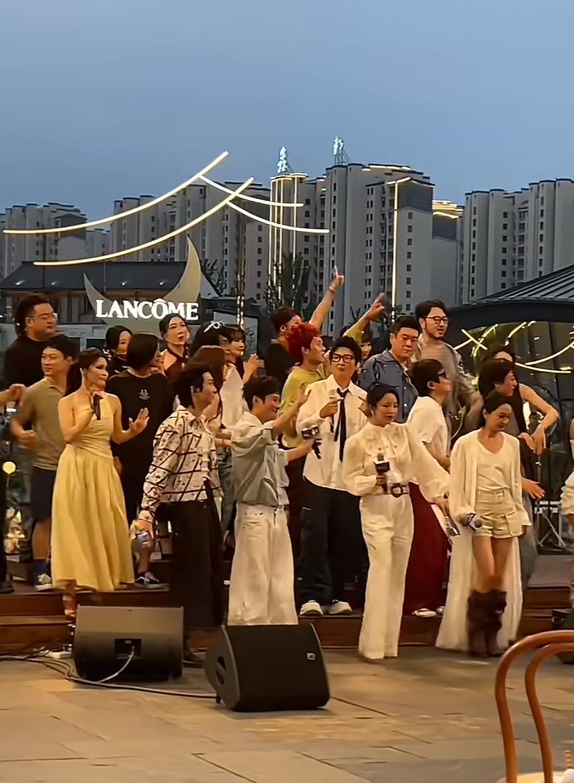 孙楠真是越活越年轻了啊！现在打扮的也很年轻，生活也是年轻人的样子。