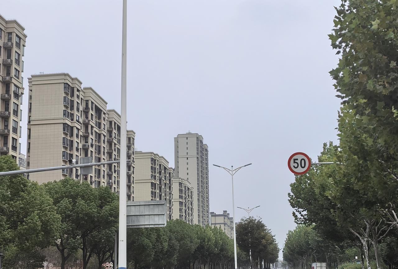 今天上海阴天，但仍然挡不住闷热！尤其是现在这个时候（中午12点—15点），走在大