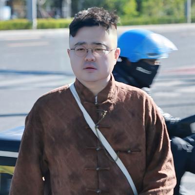 【相声演员郭胜文到底是谁？在德云社属于什么样的位置呢？】近期，在德云社的纲丝节