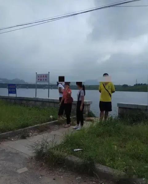 教师巡河、巡塘、巡街，是对教师职业的一种嘲讽！现在不少地方让老师去河边、池塘