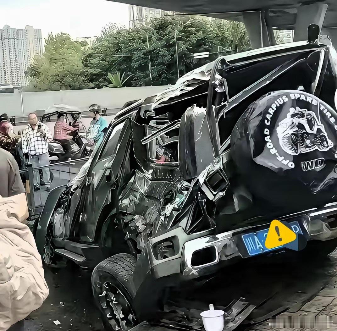 同样是高架坠车，结局差别太大！9月13日下午成都一台越野车从高架跌落，砸到桥下电