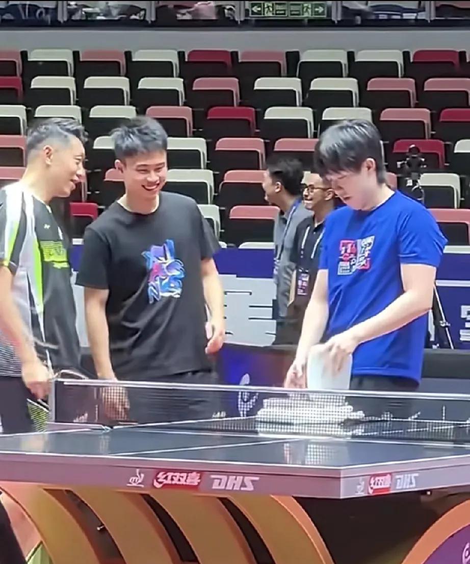 两个黄金左手之间的交流乒超联赛训练场很欢乐，哈哈全面老熟人大型见面会，昕哥