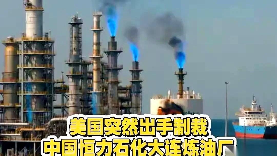 蓝厅的记者会快散场了，几个摄像机都垂下了镜头。就在这时，一只手从记者席后排猛地