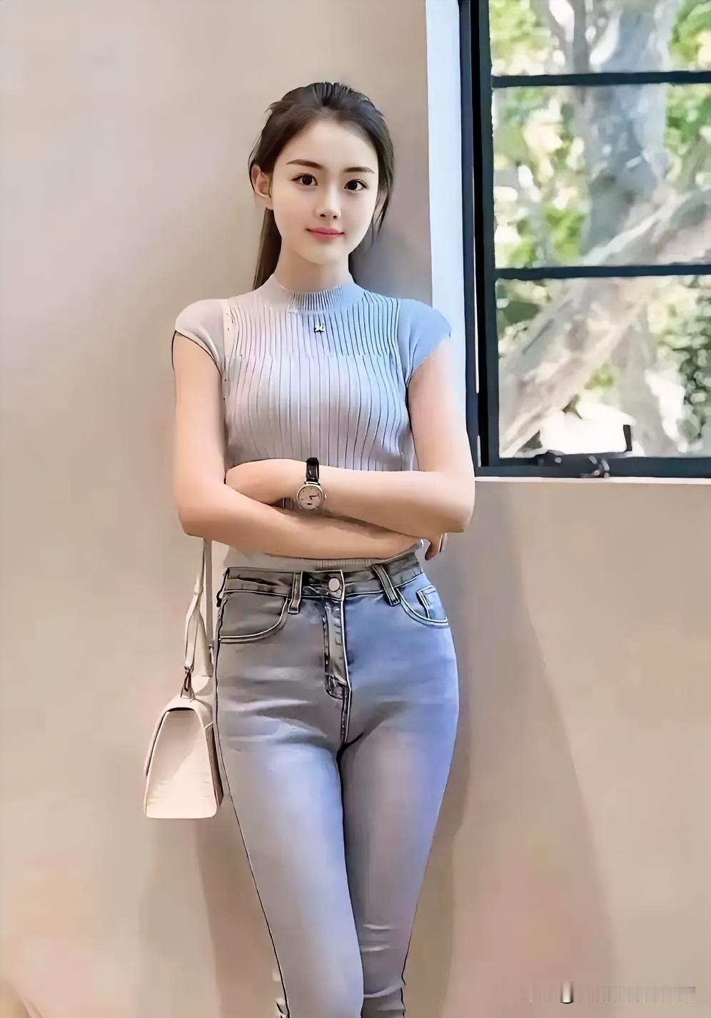 灰蓝针织衫配修身牛仔，浅调穿搭清新温婉。倚窗而立，简约日常里透着随性与自在的松弛