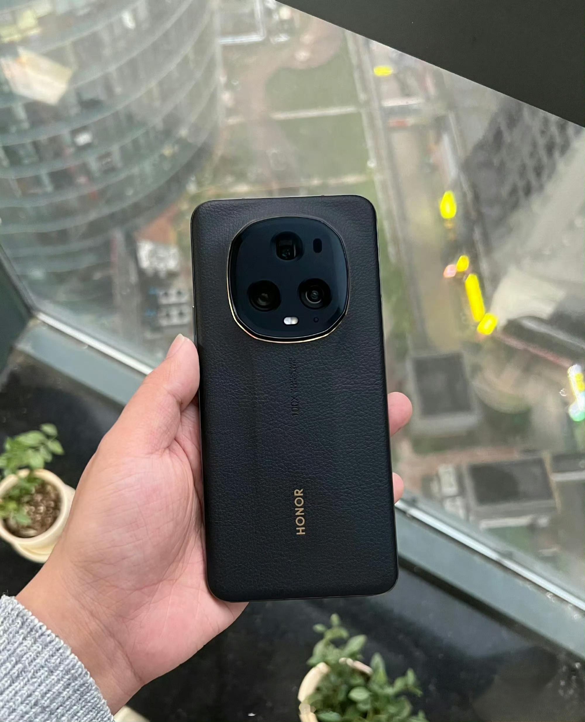 听说今年荣耀Magic8RSR保时捷设计的Deco形状有点像荣耀Magic5至