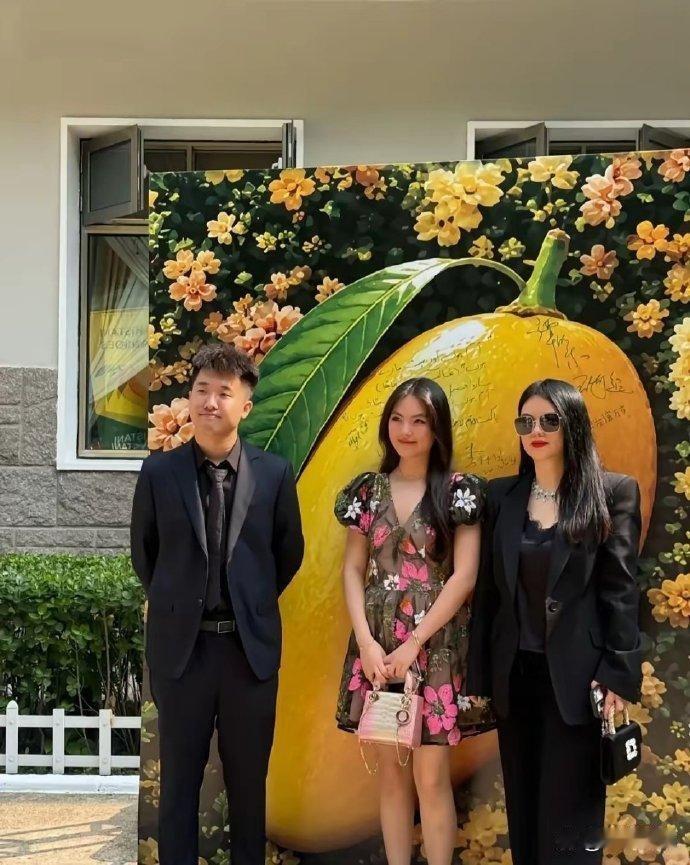 李湘带着女儿王诗龄参加活动，一阵没在社交平台现身的王诗龄，这是女大十八变啊，瘦了