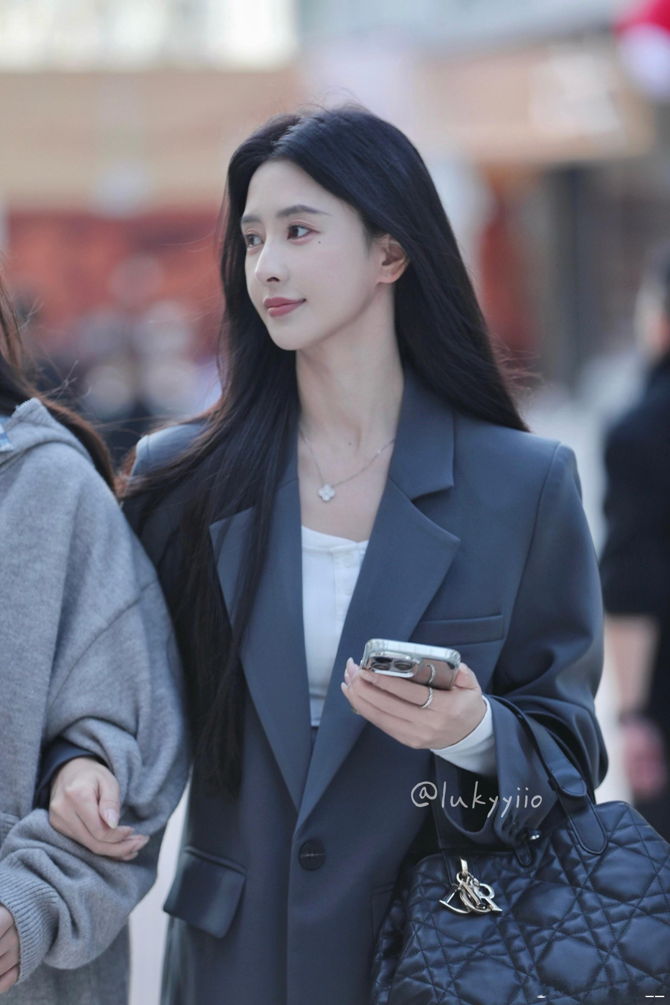 知性网红小姐姐，好美的气质！WB：Mmzzzz__