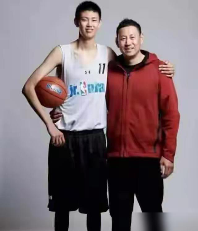 父亲前脚刚解禁复出，儿子后脚就在训练场上胫腓骨全断了。他爹是李楠，这顶帽子他