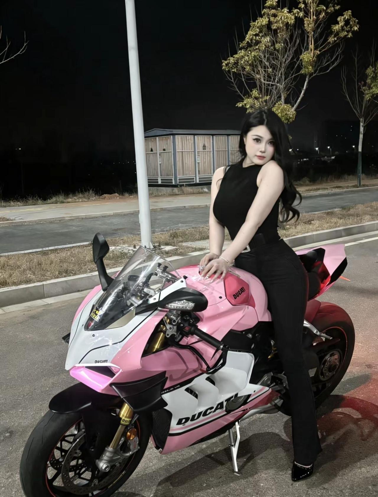 方圆十里薄肌躲好前刺躲好男的躲好杜卡迪v4s