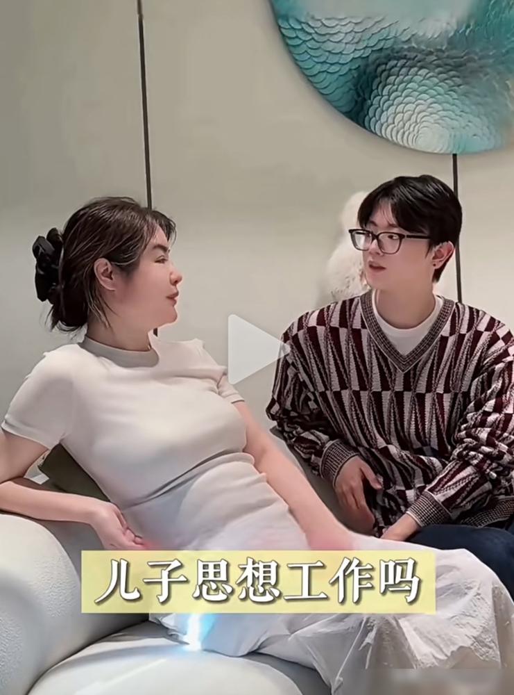 55岁于文红，真生了个女儿。用的43岁冻的胚胎，人在美国生的，不领证，只要孩子。