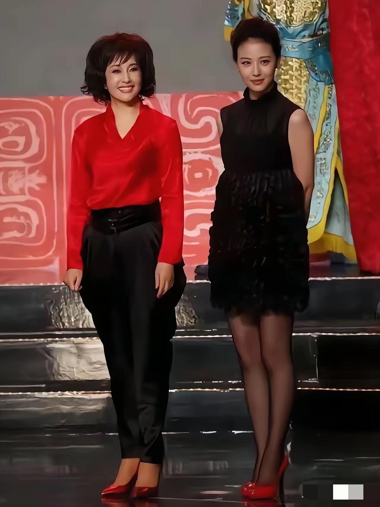 原来觉得刘晓庆的颜值比较高，身材也好，可当她跟这一位穿黑色连衣裙的女明星同台时，