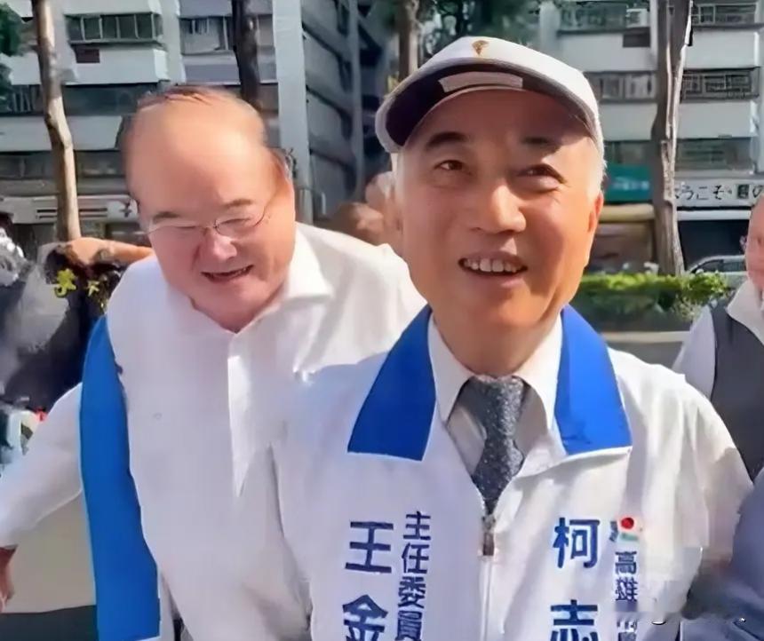 郑丽文今日移师高雄左营果贸社区出席升旗活动，和王金平、柯志恩难得同框。此前柯
