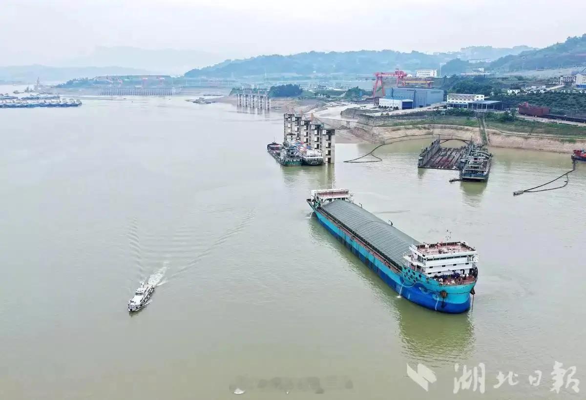 可换电的内河货轮全球最大万吨级纯电动运输船葛洲坝号近日，由湖北秭归华星船务有限