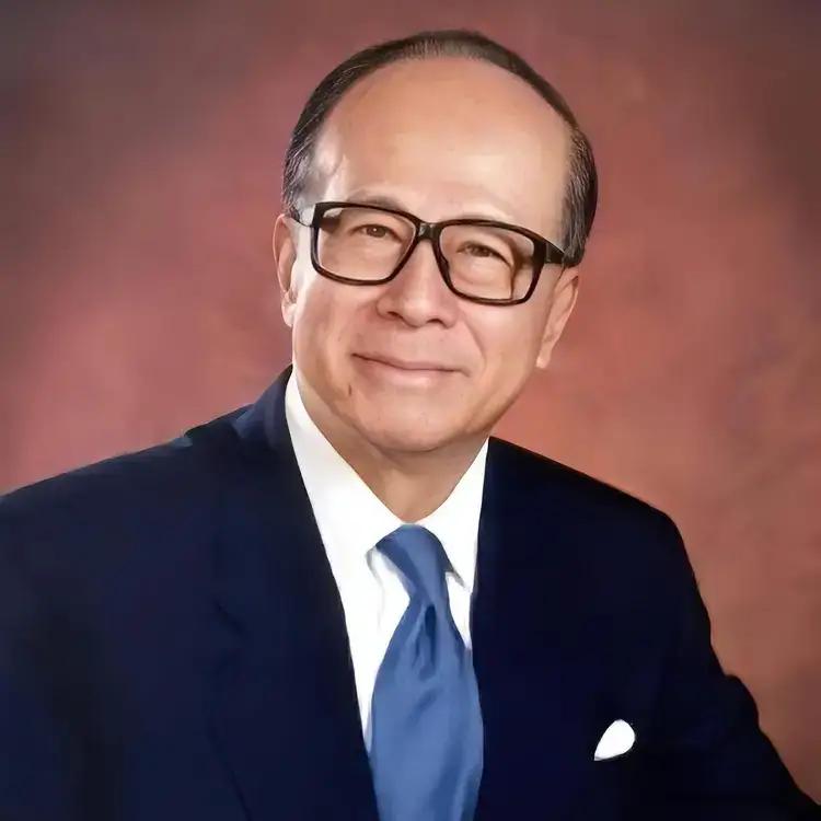 李嘉诚卖掉英国电网股权，也算是吃一堑长一智，巴拿马港口被强行接管后，李嘉诚第一时