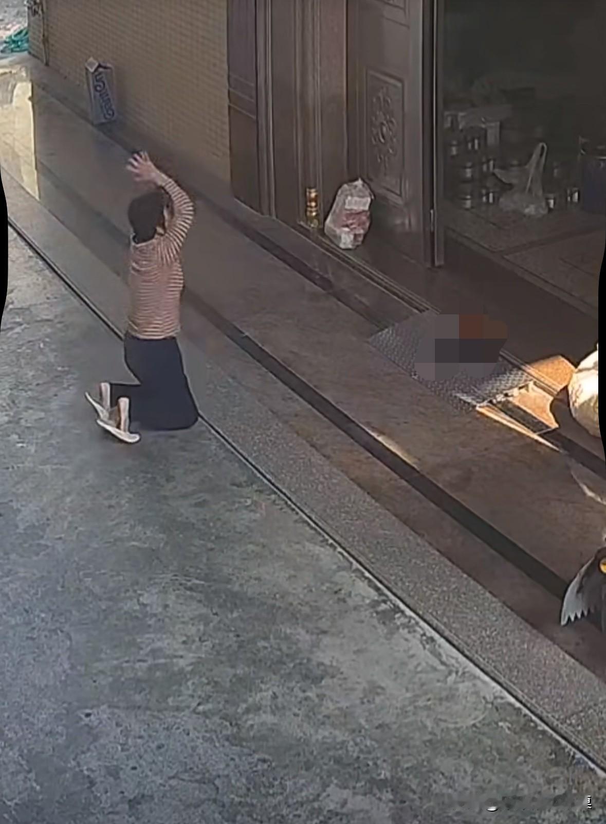 大妈与邻居发生矛盾，于是大妈跪在邻居家门口，双手合十，满嘴谩骂和诅咒。骂了很久