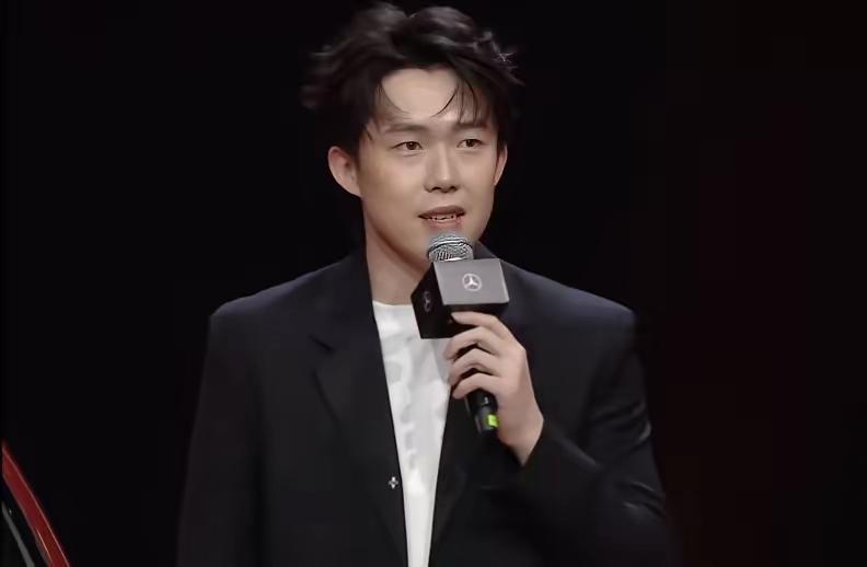 真没想到，王楚钦和奔驰的这场合作，安静得连一句大声宣传都没有。这个年