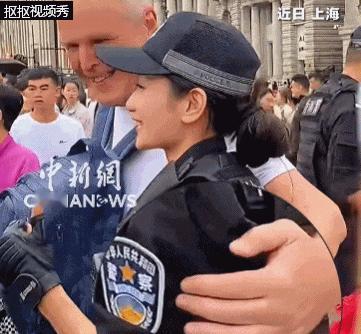 女特警对外国人伸手搂抱，拒绝的有理有节。女保安在禁烟区谄媚给外国人点烟。都是中国