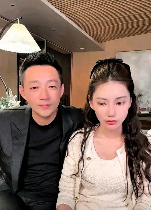 直播买万元大衣，马筱梅真的是好儿媳吗最近一次直播里，好像是，马筱梅带着汪小菲去