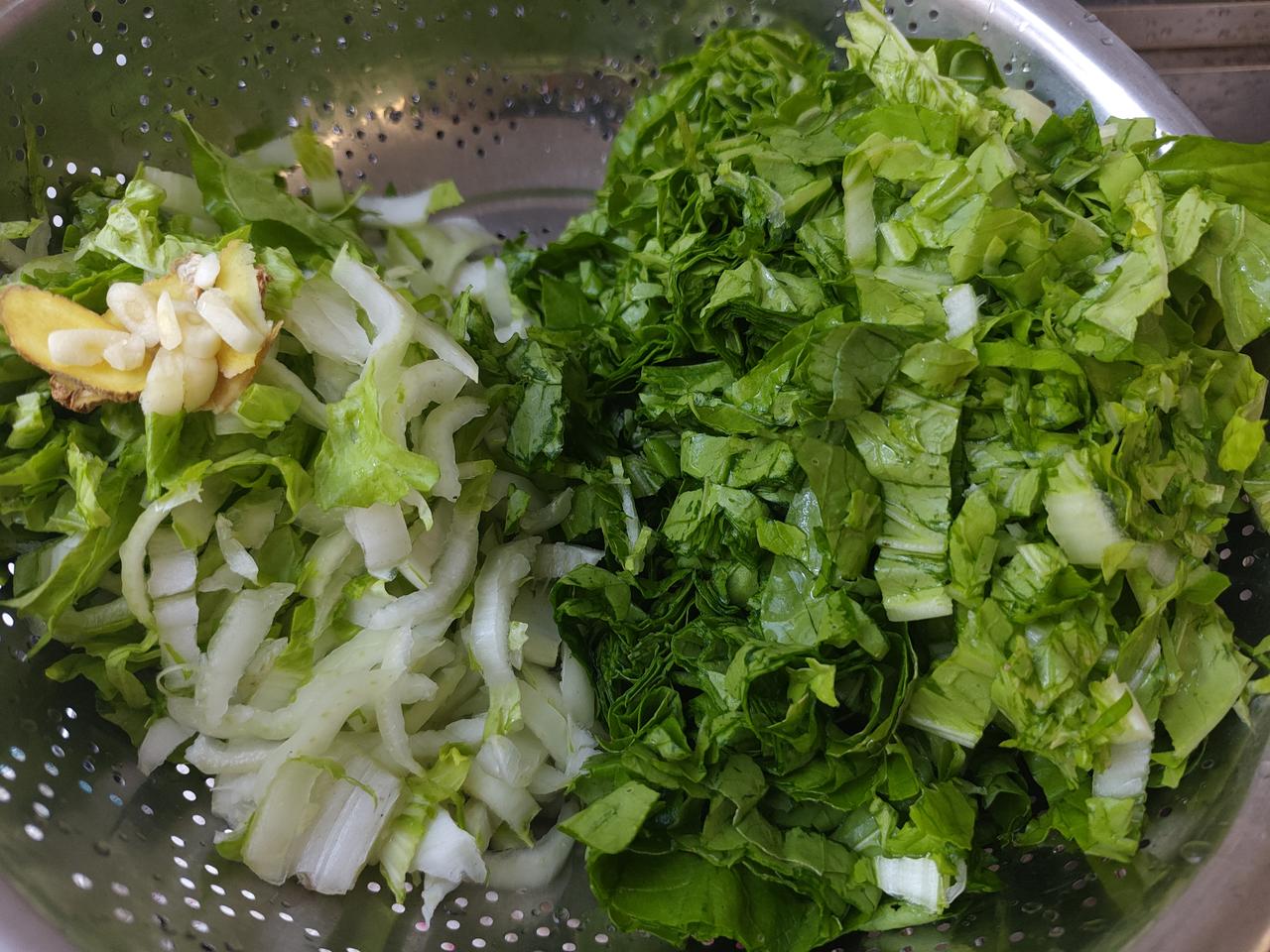 刚收拾完厨房，中午炒了两个菜，一个青菜，一个豆腐。青菜是我炒的，青菜不是我切