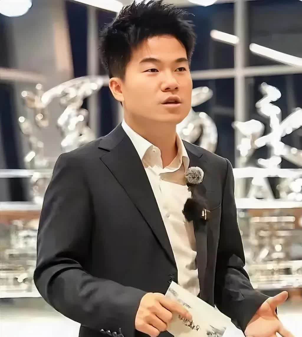 宇辉滴水不漏！董宇辉被女记者采访时，说优秀网络主播应该具备哪些素质，女记