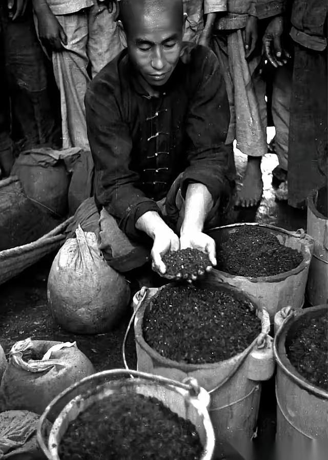 九十年代初的株洲，厂门口，一排桑塔纳能从天亮堵到天黑。车窗摇下来，全是熬红的眼，