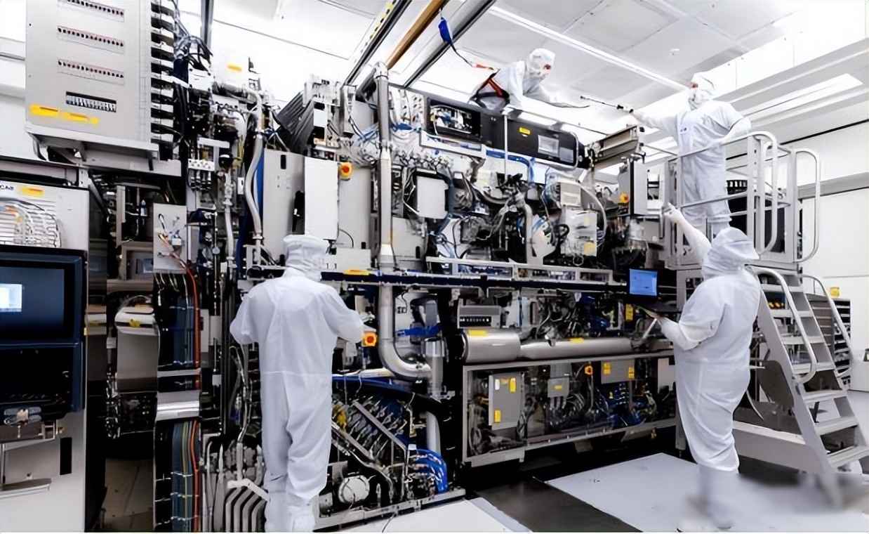 光刻机天价难买，卡脖子变生态重构，中国悄悄换赛道