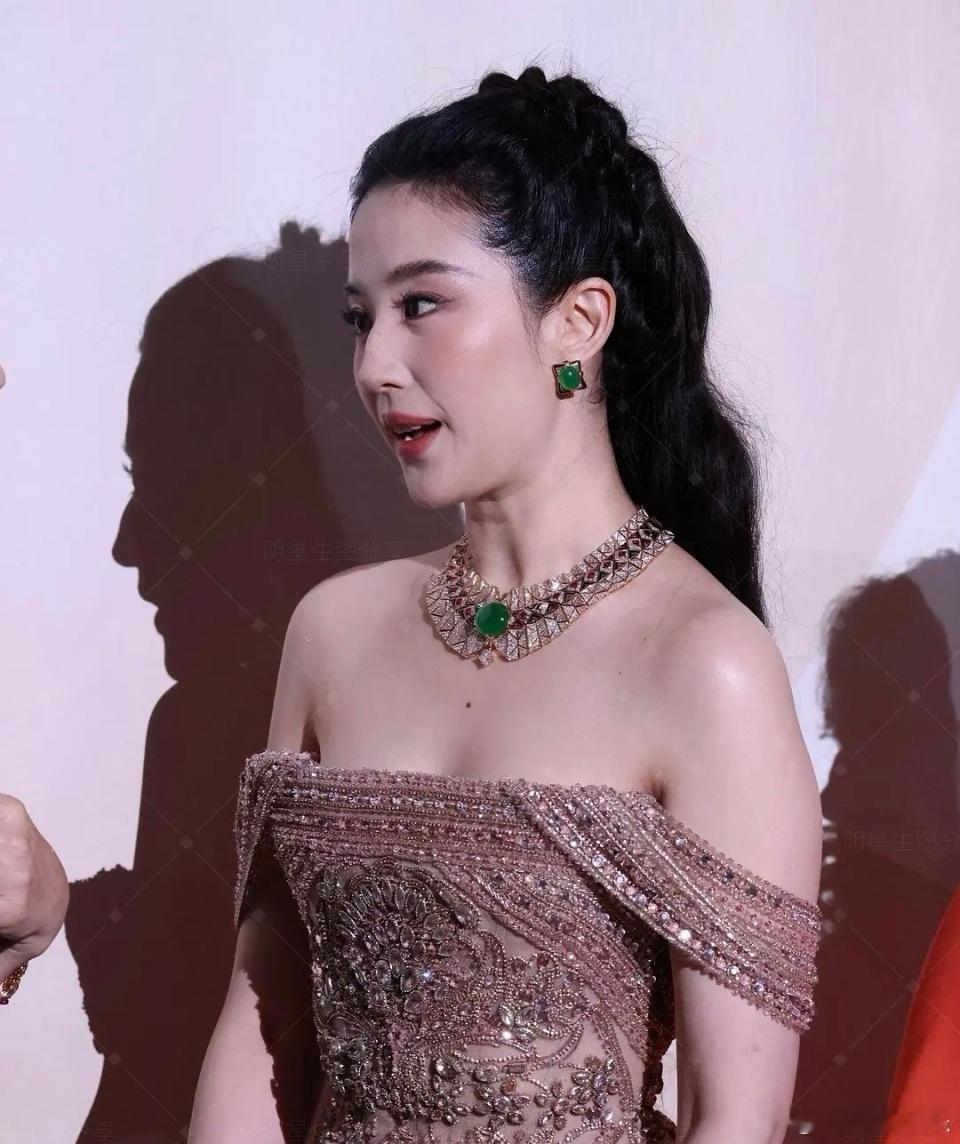 刘亦菲这圆肩驼背的，真不知道天仙怎么来的[捂脸哭]​​​