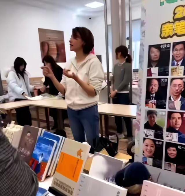 董卿上海当“跟拍妈”，戳穿明星式假带娃，这才是最高级的炫富
