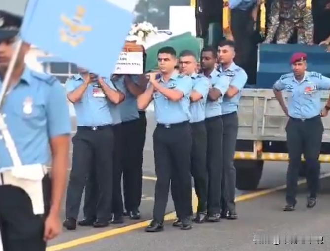 本来不应该吐槽的，但是实在没忍住。印度坠机死亡的飞行员的遗体，被送回了印度。