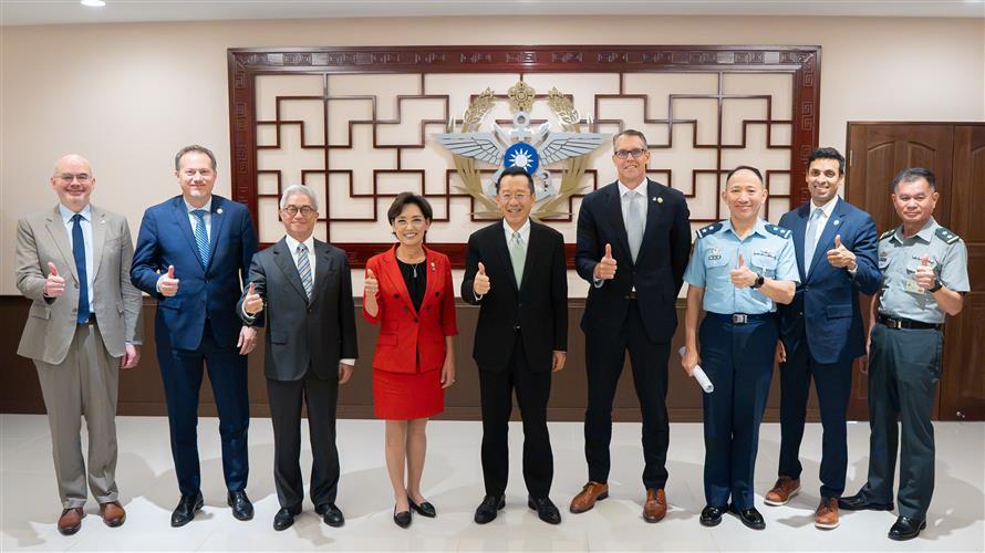 用心险恶！ 台媒报道，正在台湾窜访的美国反华议员、众议院外交委员会“亚太小组