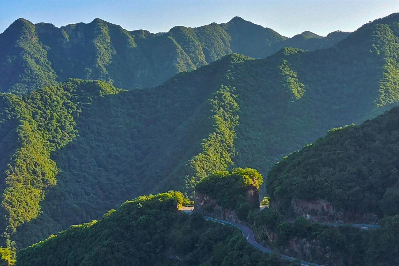 我在宁国方塘乡板桥村开了一家自驾民宿。这可是皖南川藏线的“黄金C位”，夏天原始森