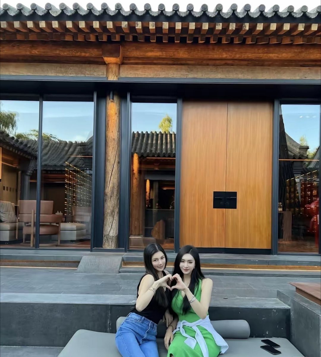 没想到王灿和张天爱竟然是闺蜜！两个美女在一起好养眼啊，还想到关系这么好。