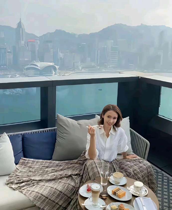 黎姿幸不幸福只有她自己知道！有人看到她穿着随性，在自家半山豪宅的大露台上悠闲地