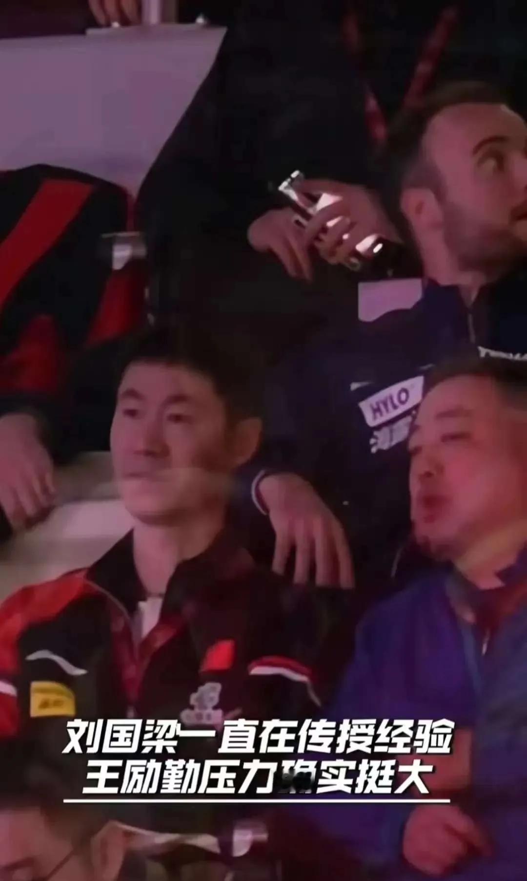 笑不活了，王励勤跑的也太快了，原来他是害怕被粉丝追着签名啊！王励勤:只要我跑