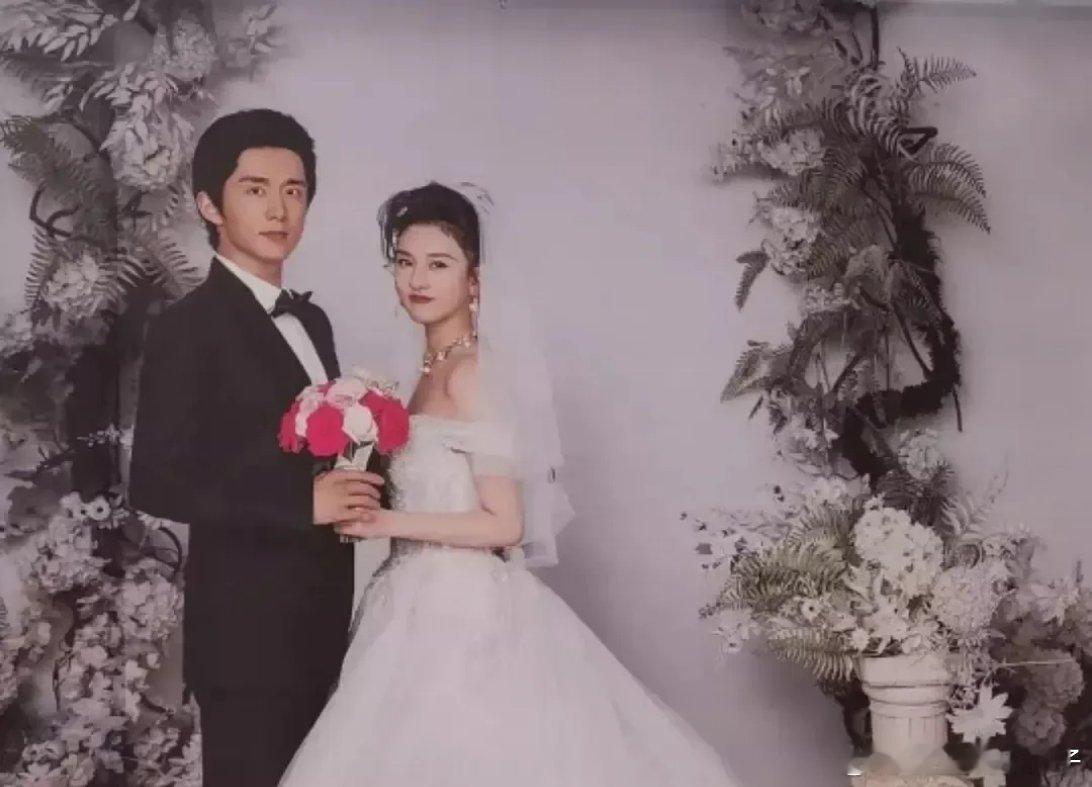 宋祖儿和张新成的结婚照拍的也太写实了，感觉好像我小姨和小姨夫，代入感很强。​​