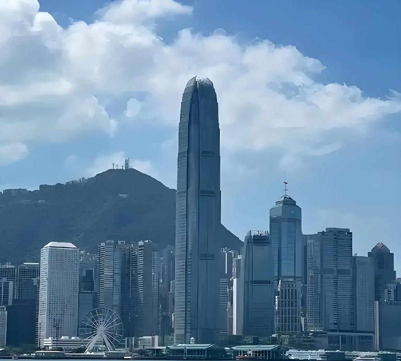 香港内地实现真正的融合不仅仅依靠修路、造桥，更重要的是支付上的互联互通。央视报