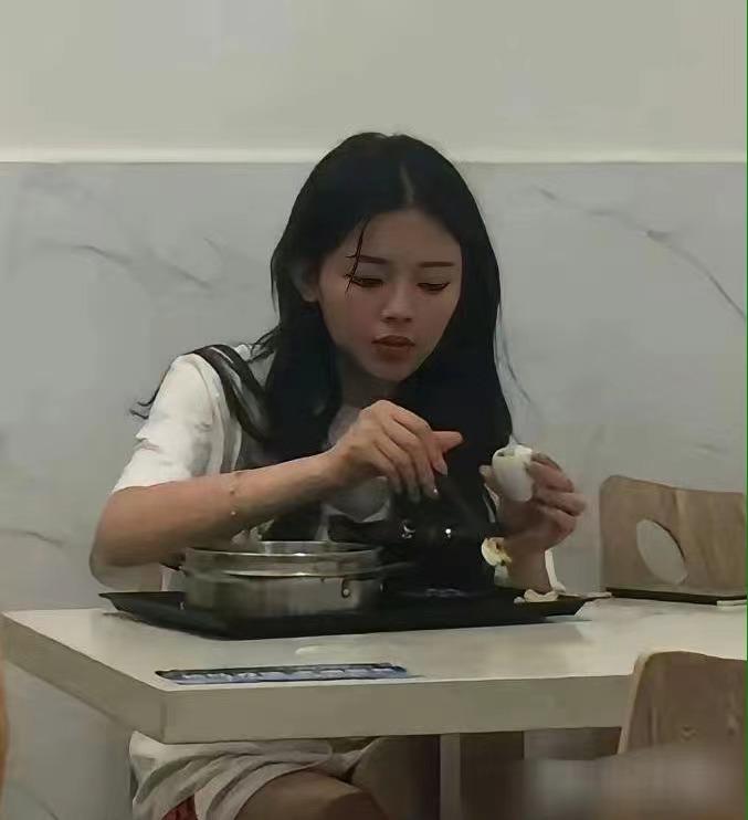 谁能想到，当初厂里那个叫杨超越的姑娘，后来会成为顶流？十几岁，盐城农村出来的