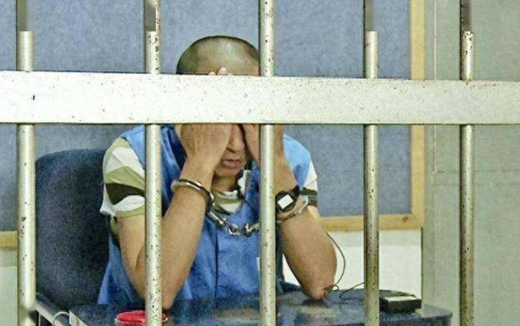 2019年，云南小伙第六次入狱后，不禁引起了狱警的注意，狱警疑惑地问小伙子：“1