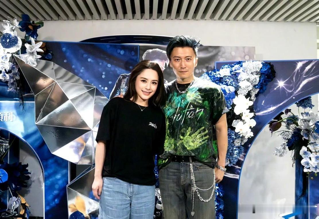 第一眼是不是差点认错人？谢霆锋演唱会后台同框合影，站旁边的并不是大家猜想的那位，而是阿娇钟欣潼。两人