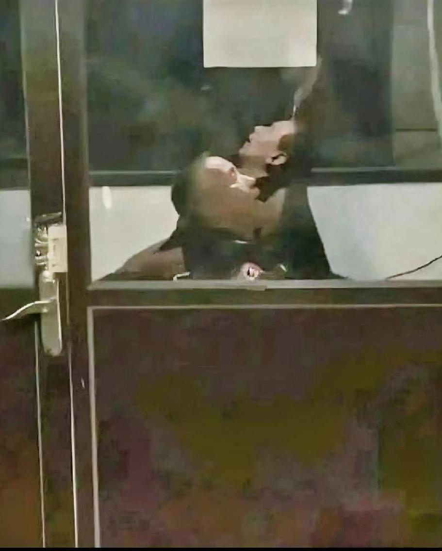 看见门口保安室的俩大爷睡的这么安详!真是感叹自己当牛马挣的辛苦钱，缴纳的物业费