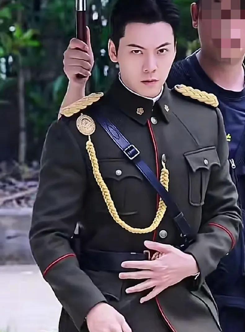 《老九门2》开拍，有网友晒出了陈伟霆拍《老九门2》的最新片段，视频中陈伟霆穿着军
