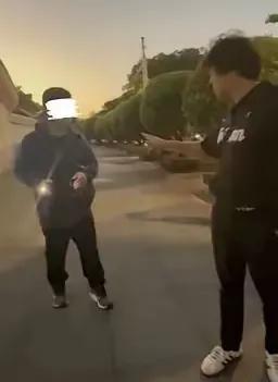 遭大陆立案侦查的民进党立委沈伯洋昨天表示，他当天在路上行走时，一位男子不但对着他